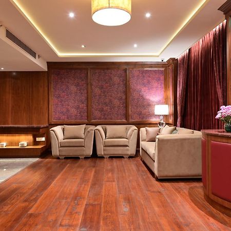 Clarens Hotel Гургаон Екстериор снимка