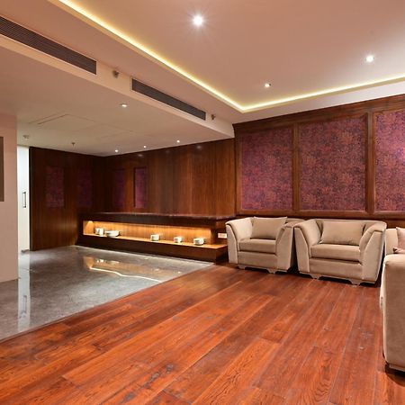 Clarens Hotel Гургаон Екстериор снимка