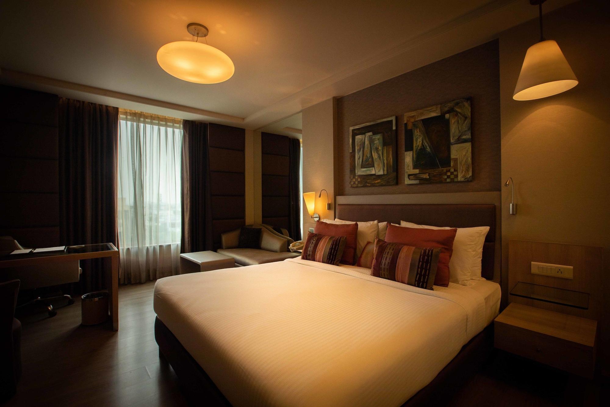 Clarens Hotel Гургаон Екстериор снимка