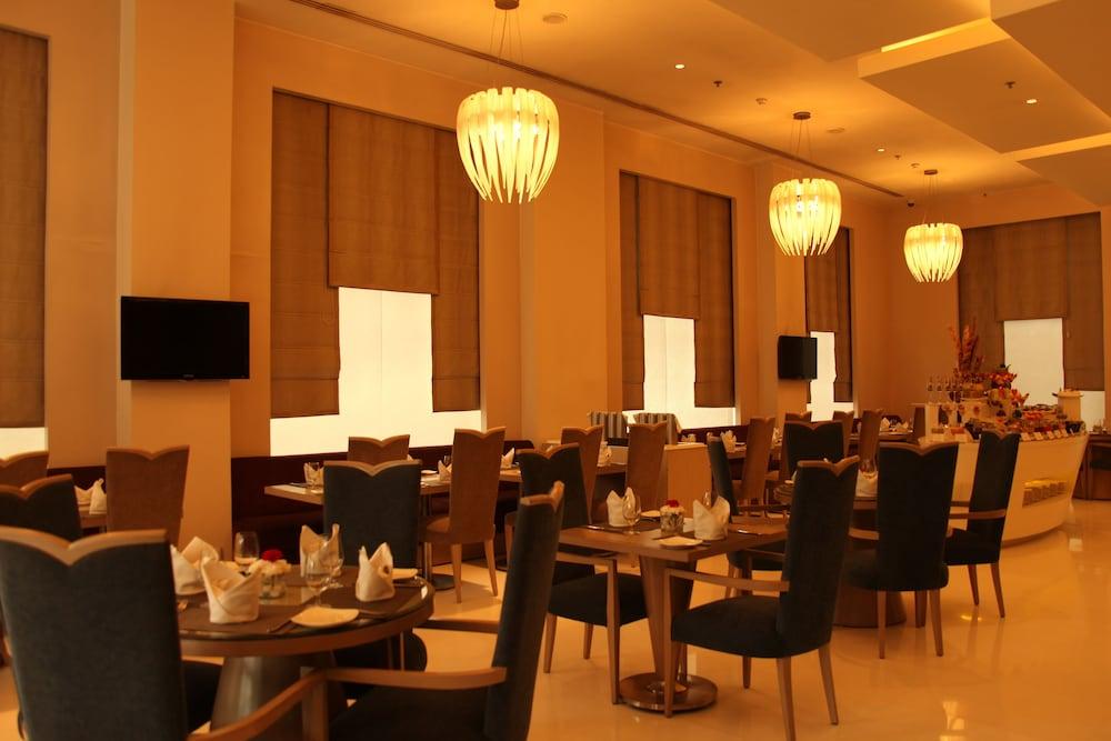 Clarens Hotel Гургаон Екстериор снимка