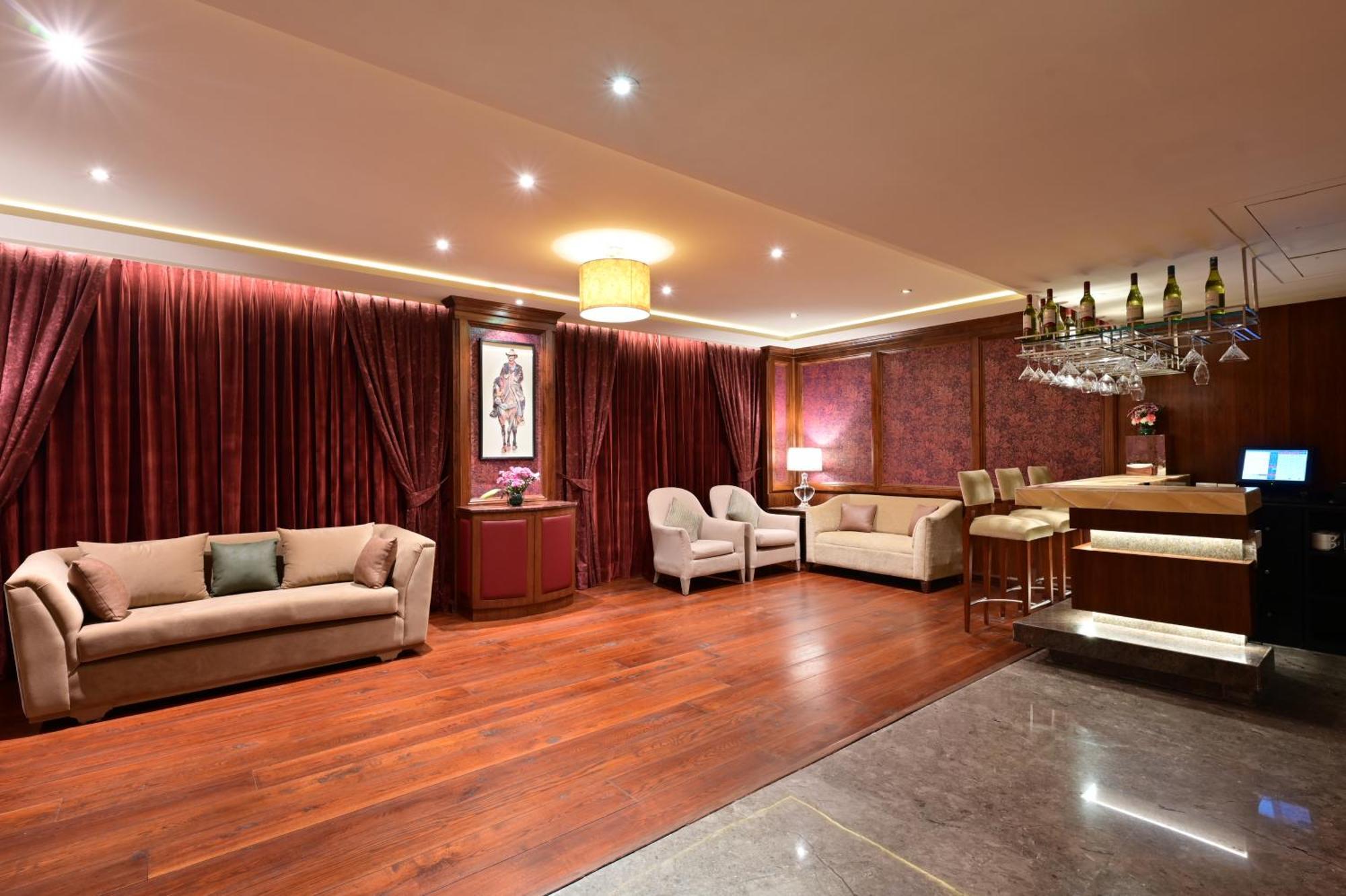 Clarens Hotel Гургаон Екстериор снимка