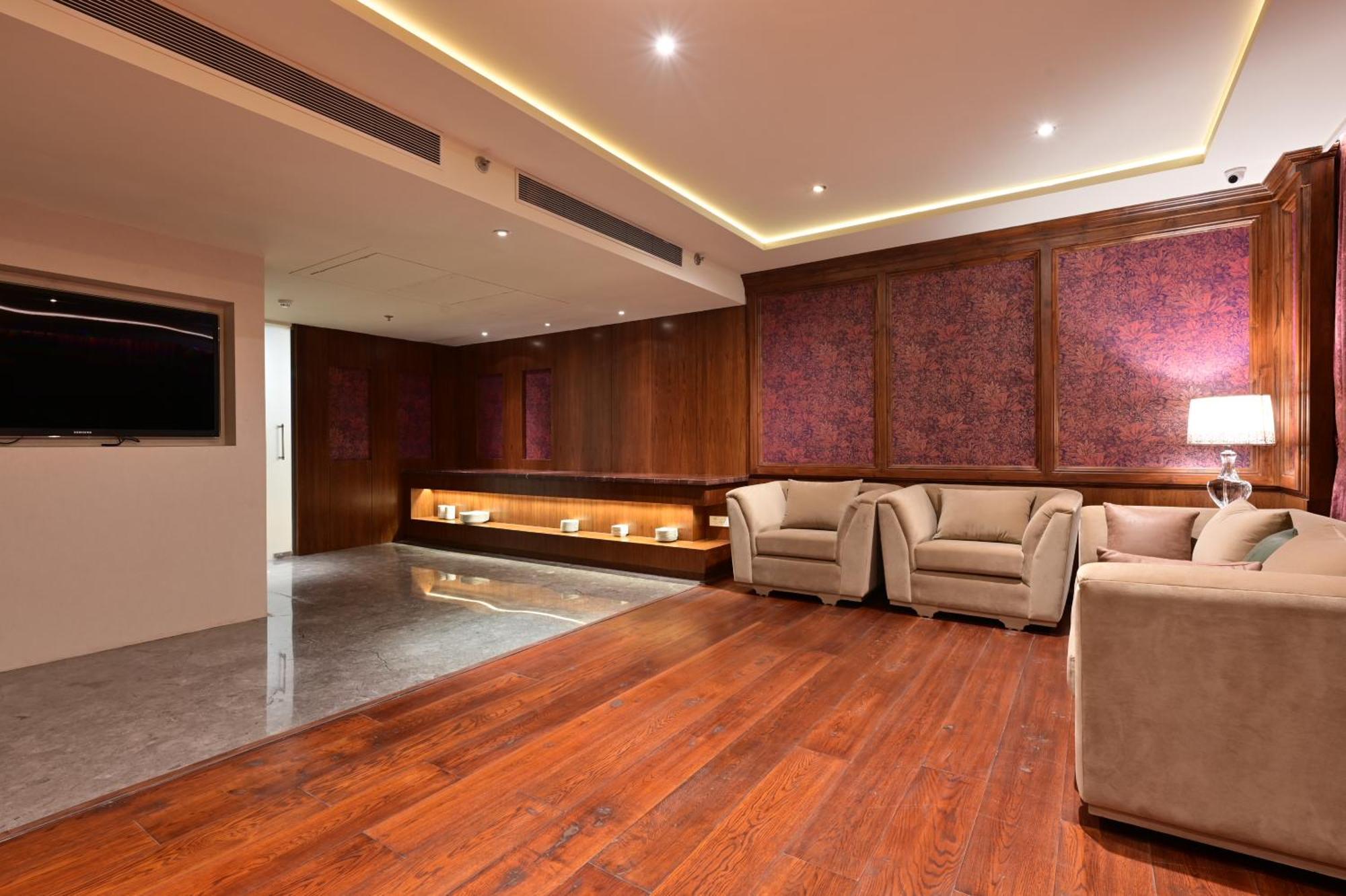 Clarens Hotel Гургаон Екстериор снимка