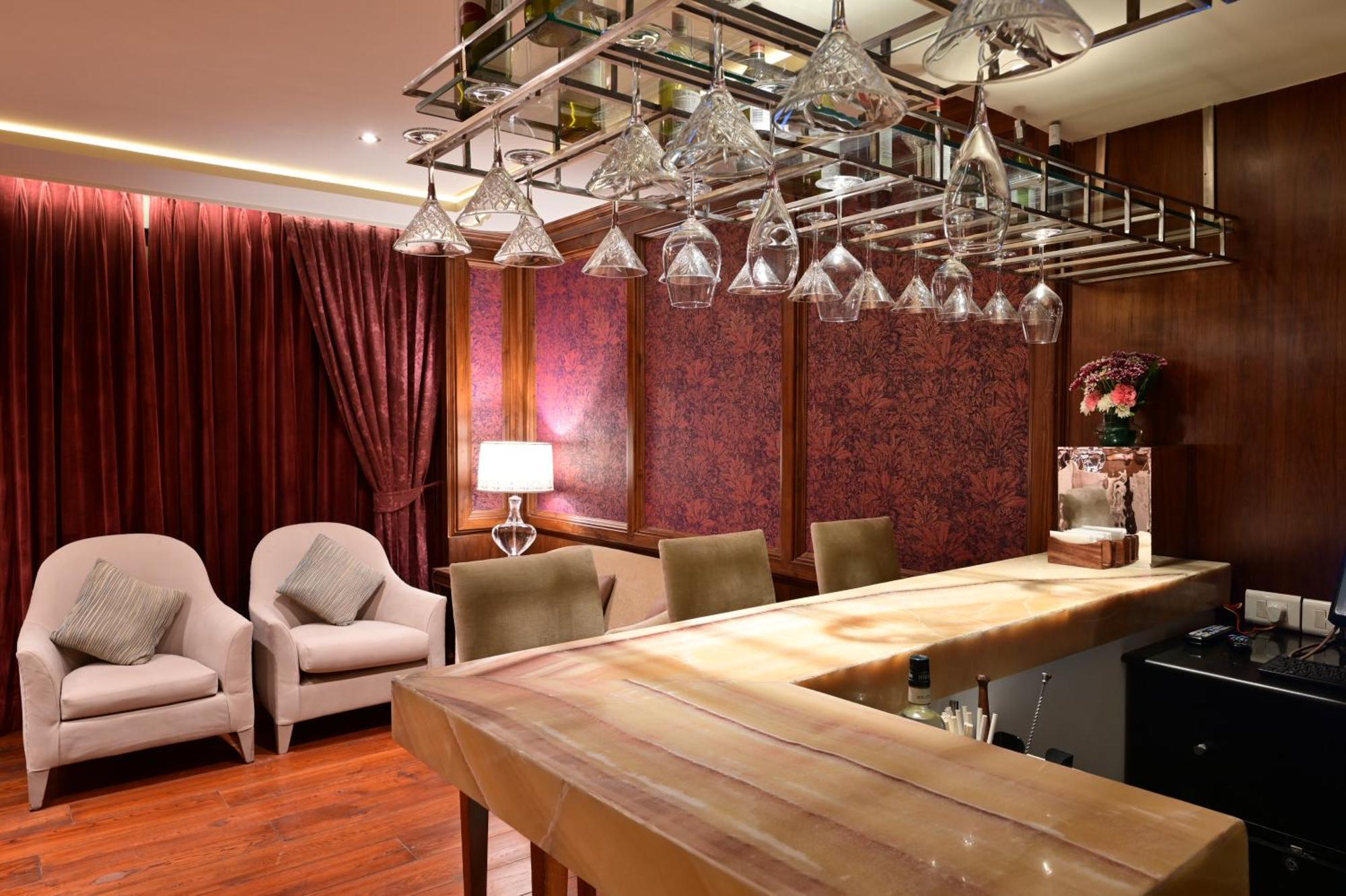 Clarens Hotel Гургаон Екстериор снимка
