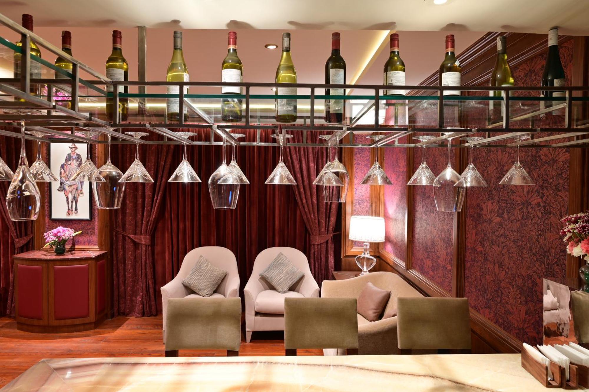 Clarens Hotel Гургаон Екстериор снимка