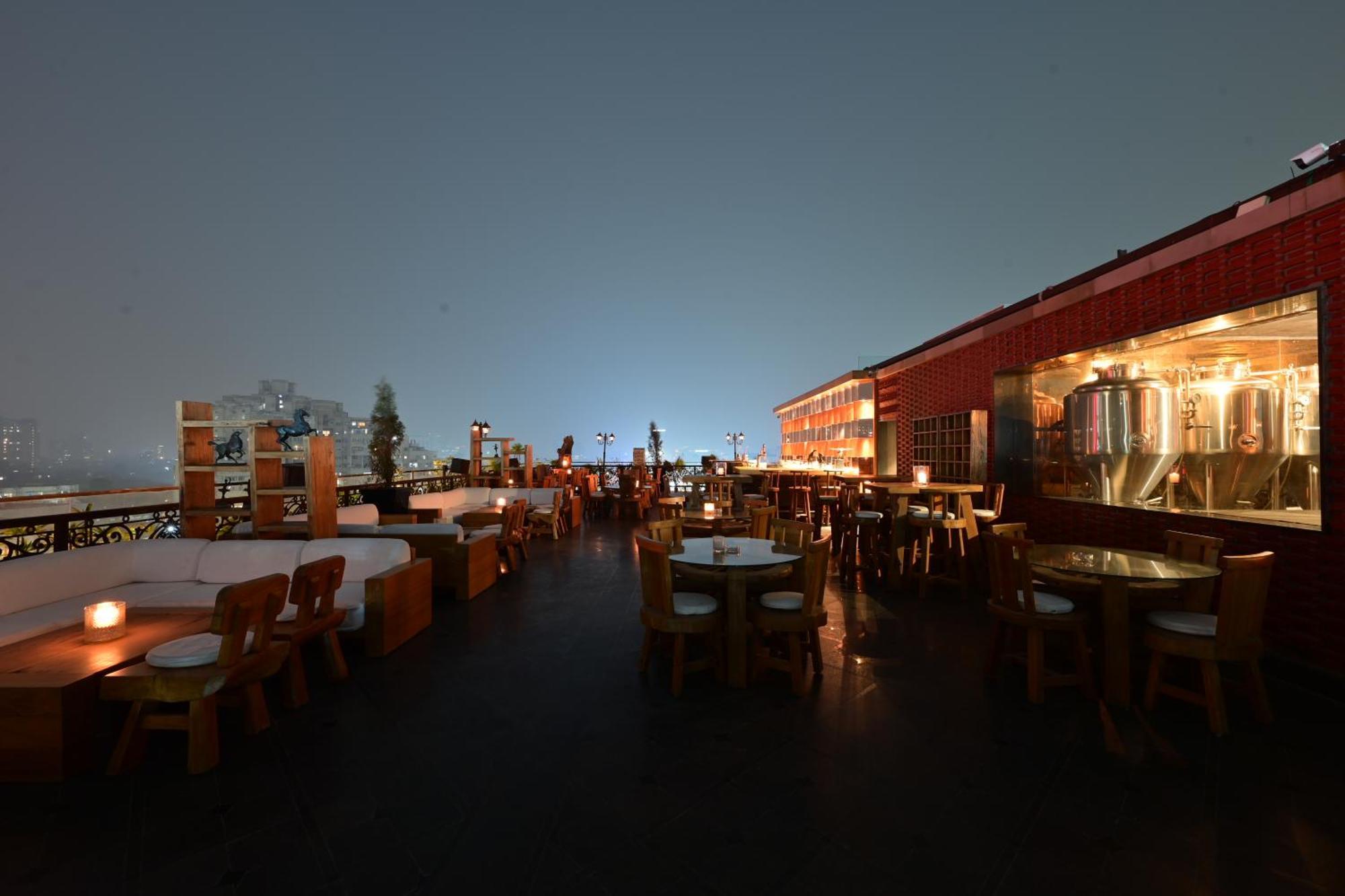 Clarens Hotel Гургаон Екстериор снимка