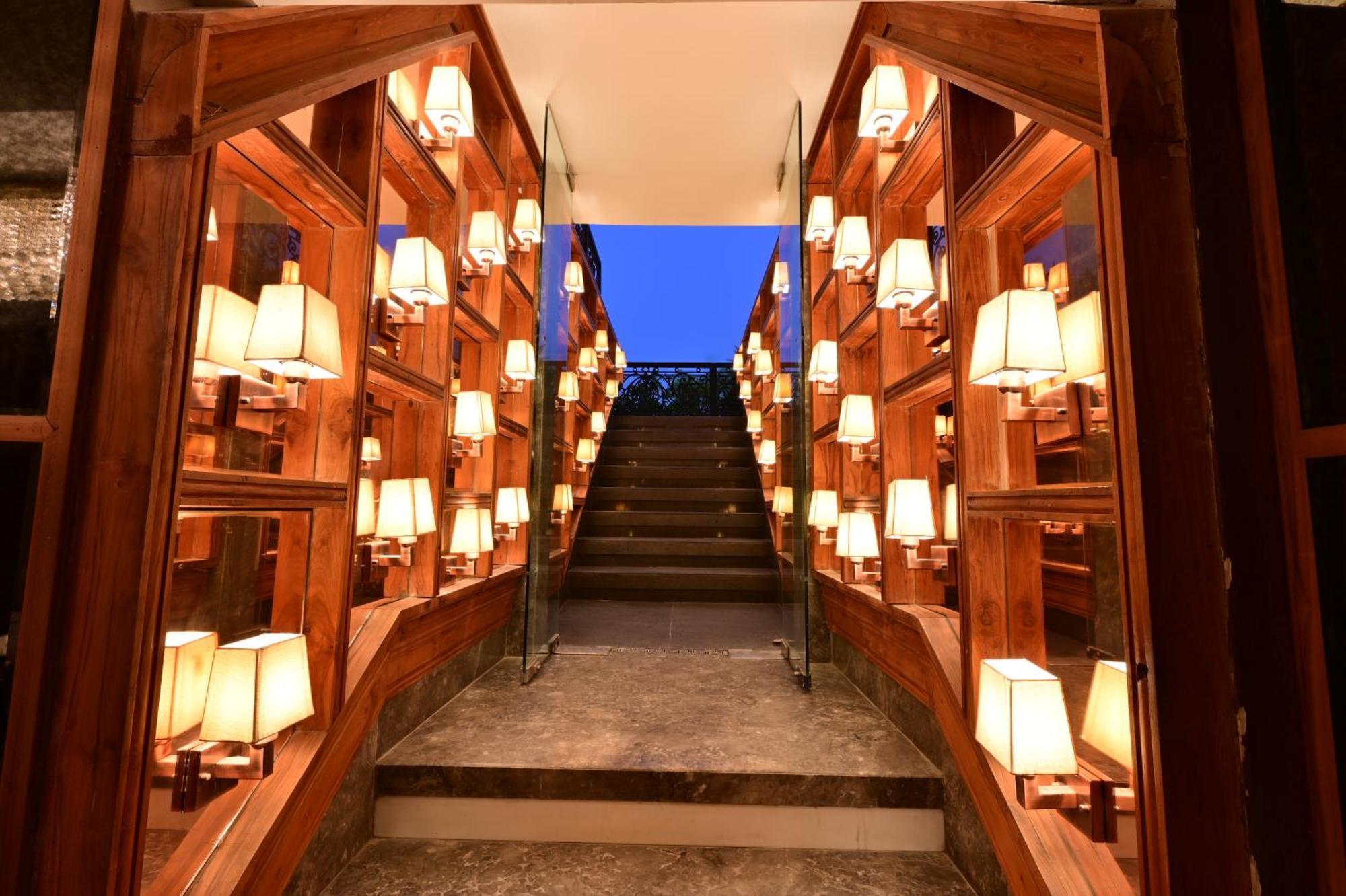 Clarens Hotel Гургаон Екстериор снимка
