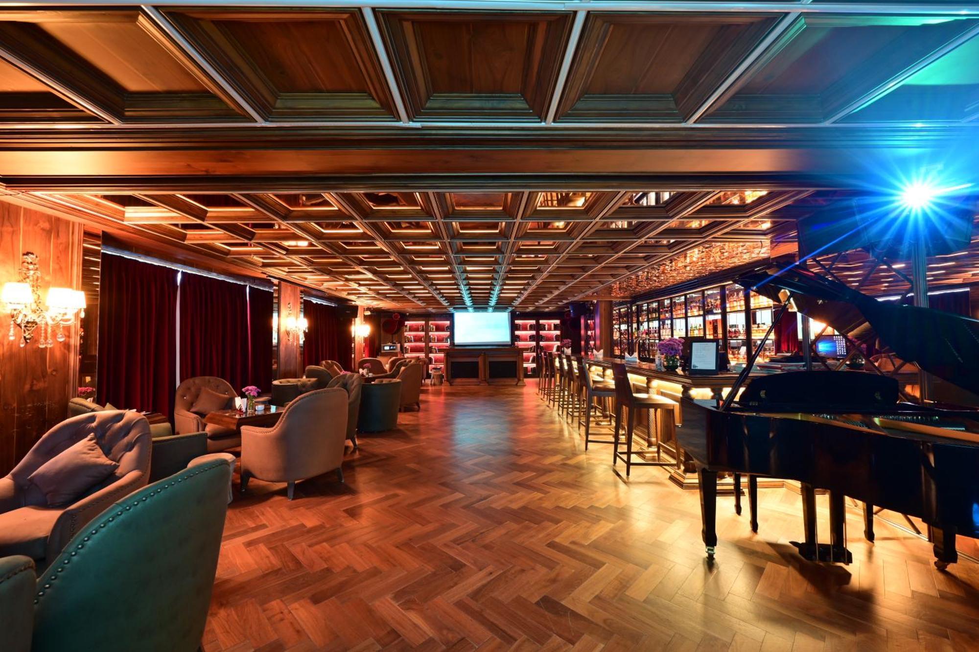 Clarens Hotel Гургаон Екстериор снимка