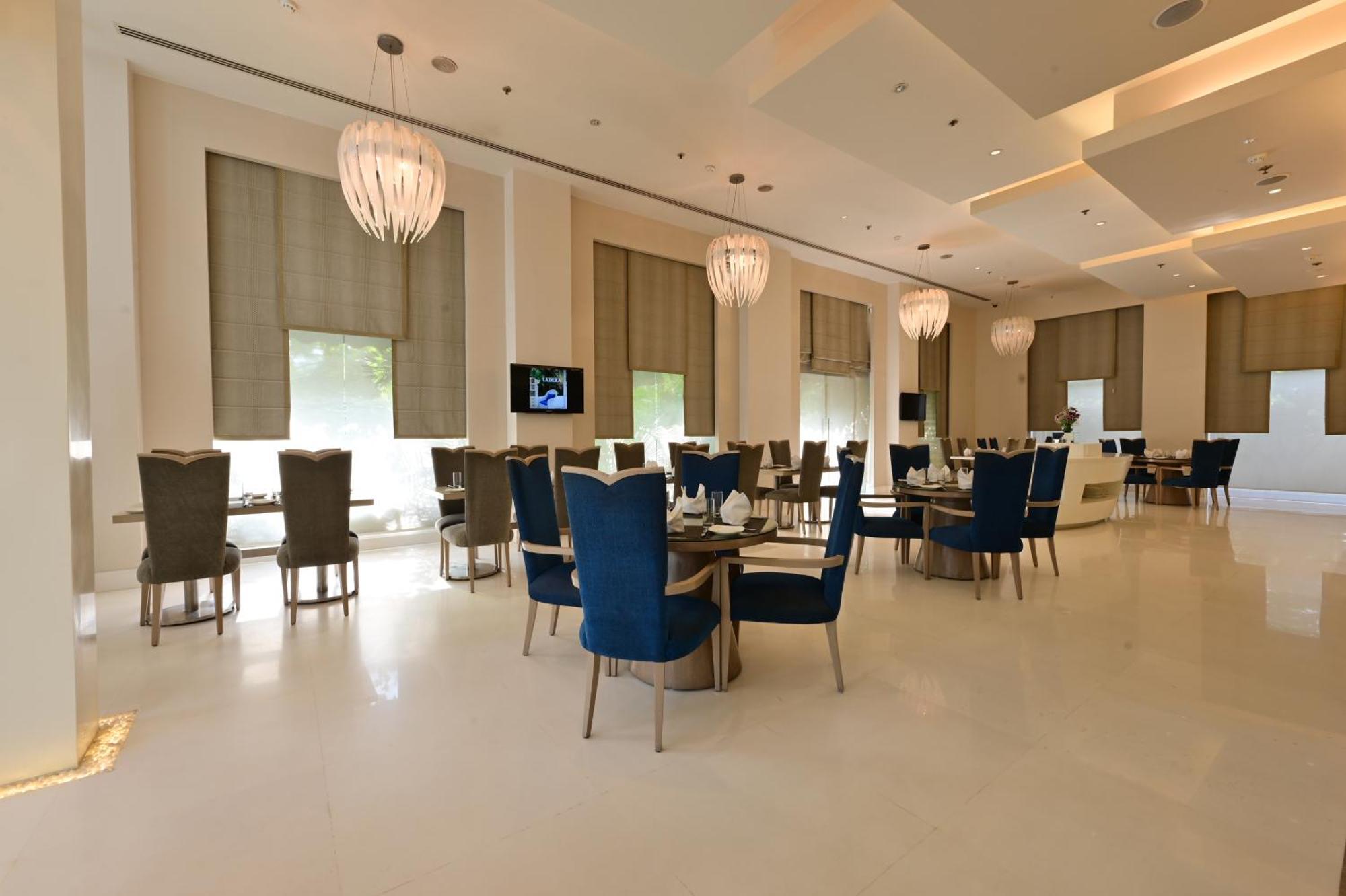 Clarens Hotel Гургаон Екстериор снимка