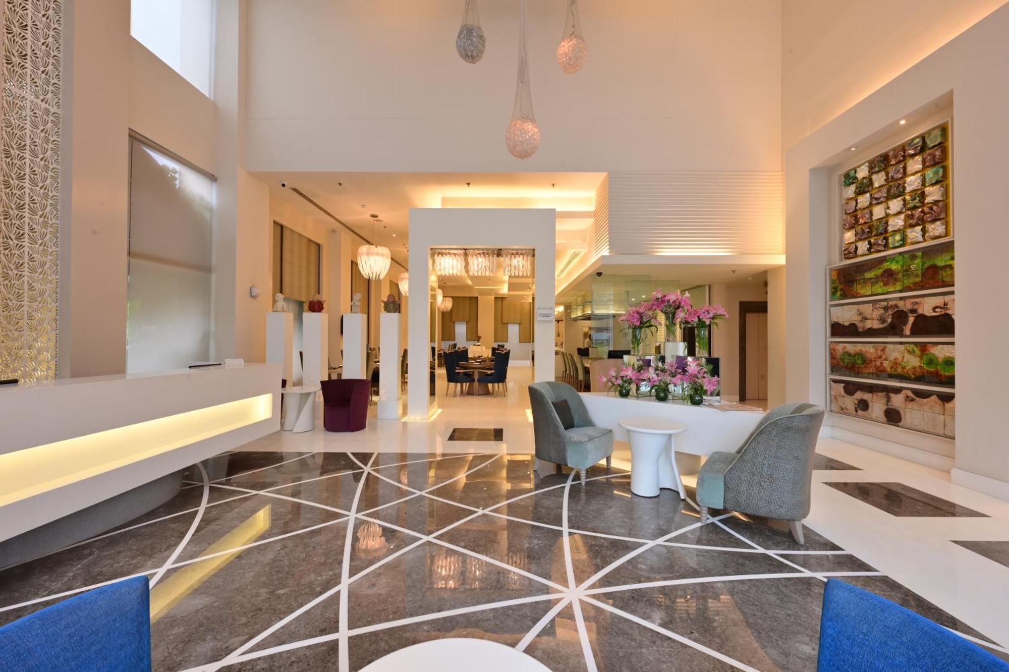 Clarens Hotel Гургаон Екстериор снимка