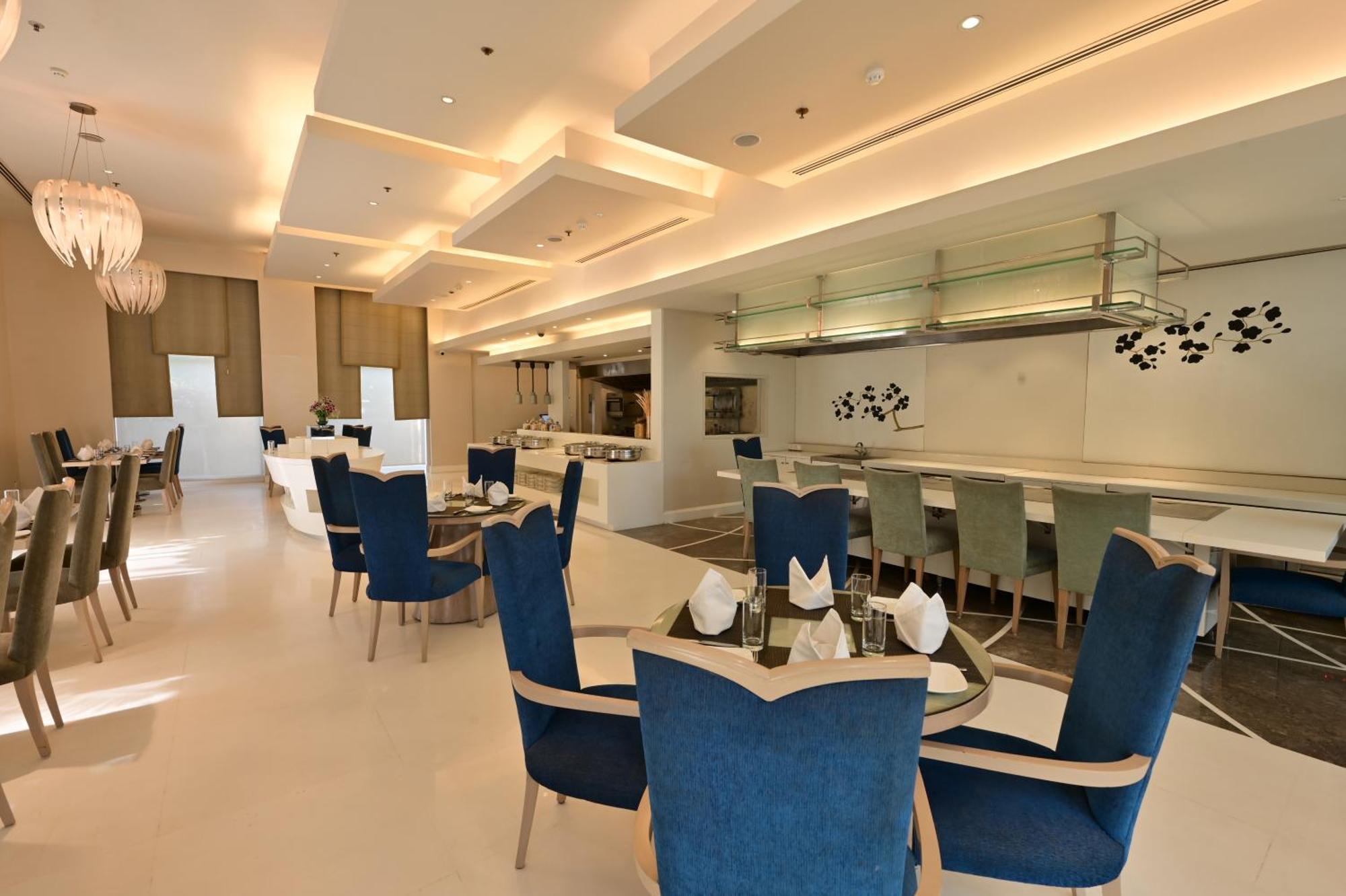 Clarens Hotel Гургаон Екстериор снимка