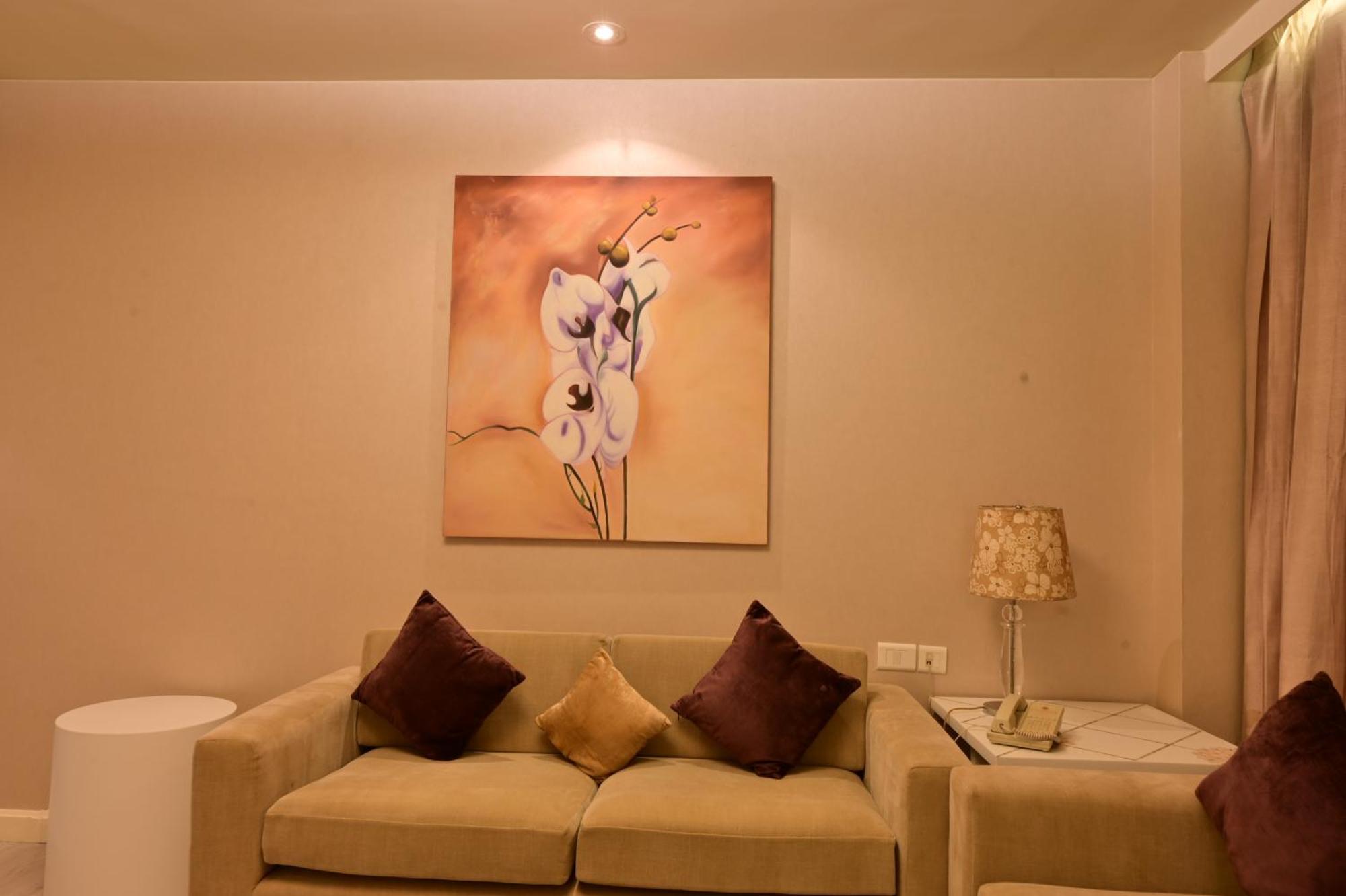 Clarens Hotel Гургаон Екстериор снимка
