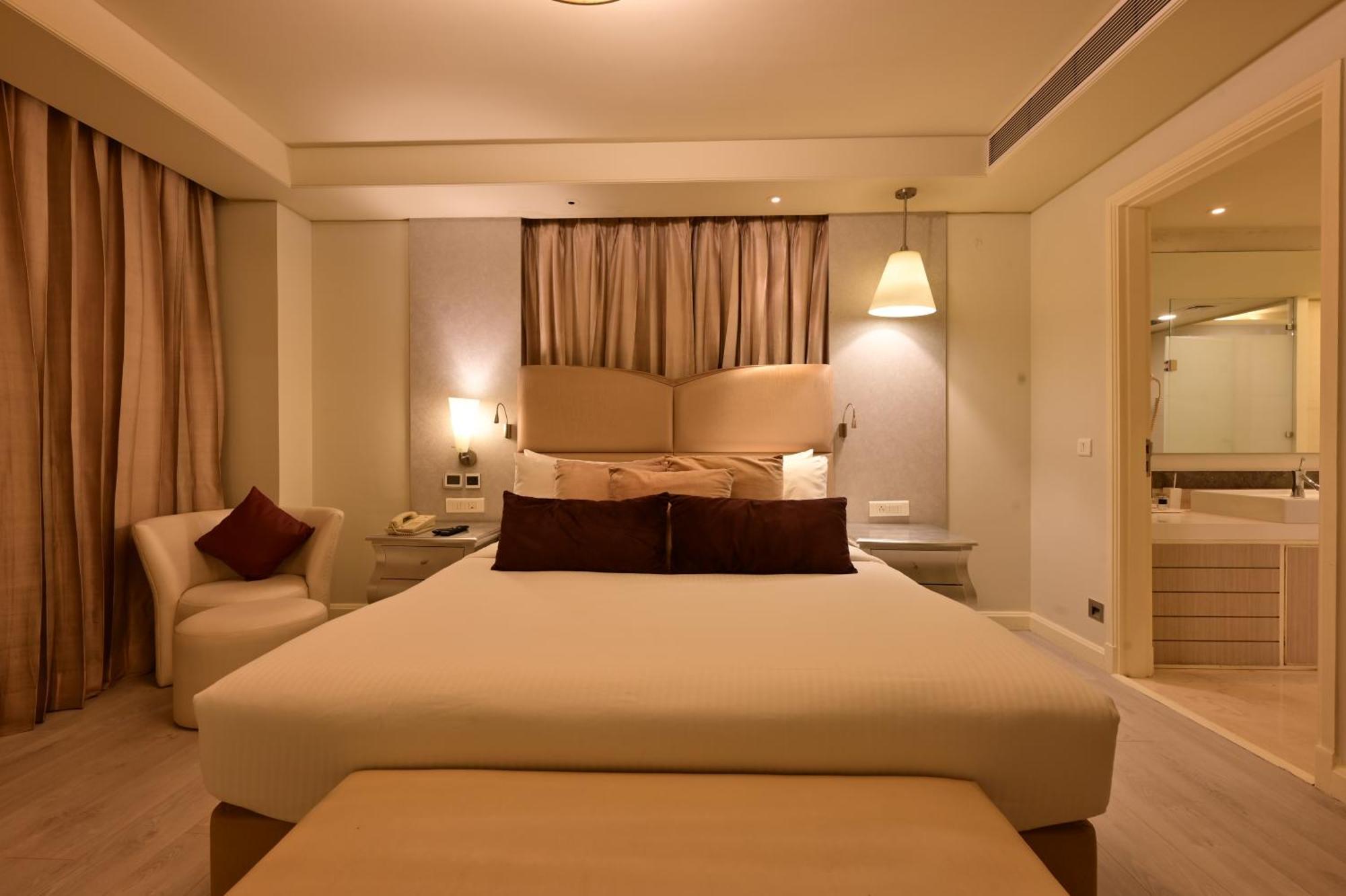 Clarens Hotel Гургаон Екстериор снимка