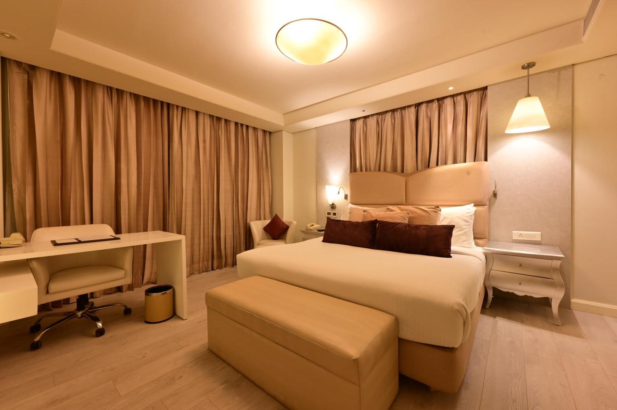 Clarens Hotel Гургаон Екстериор снимка