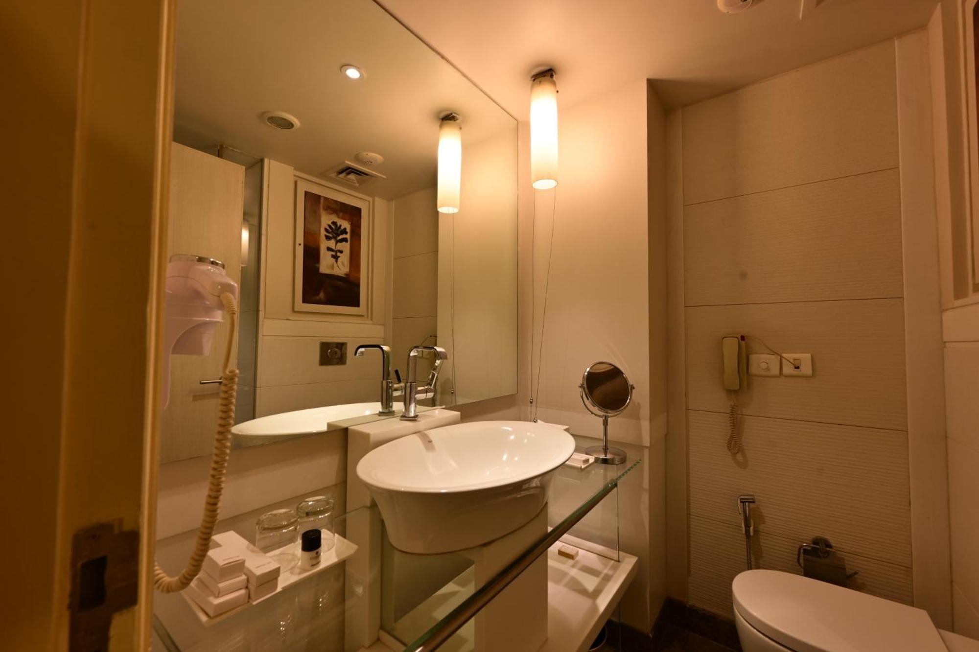 Clarens Hotel Гургаон Екстериор снимка