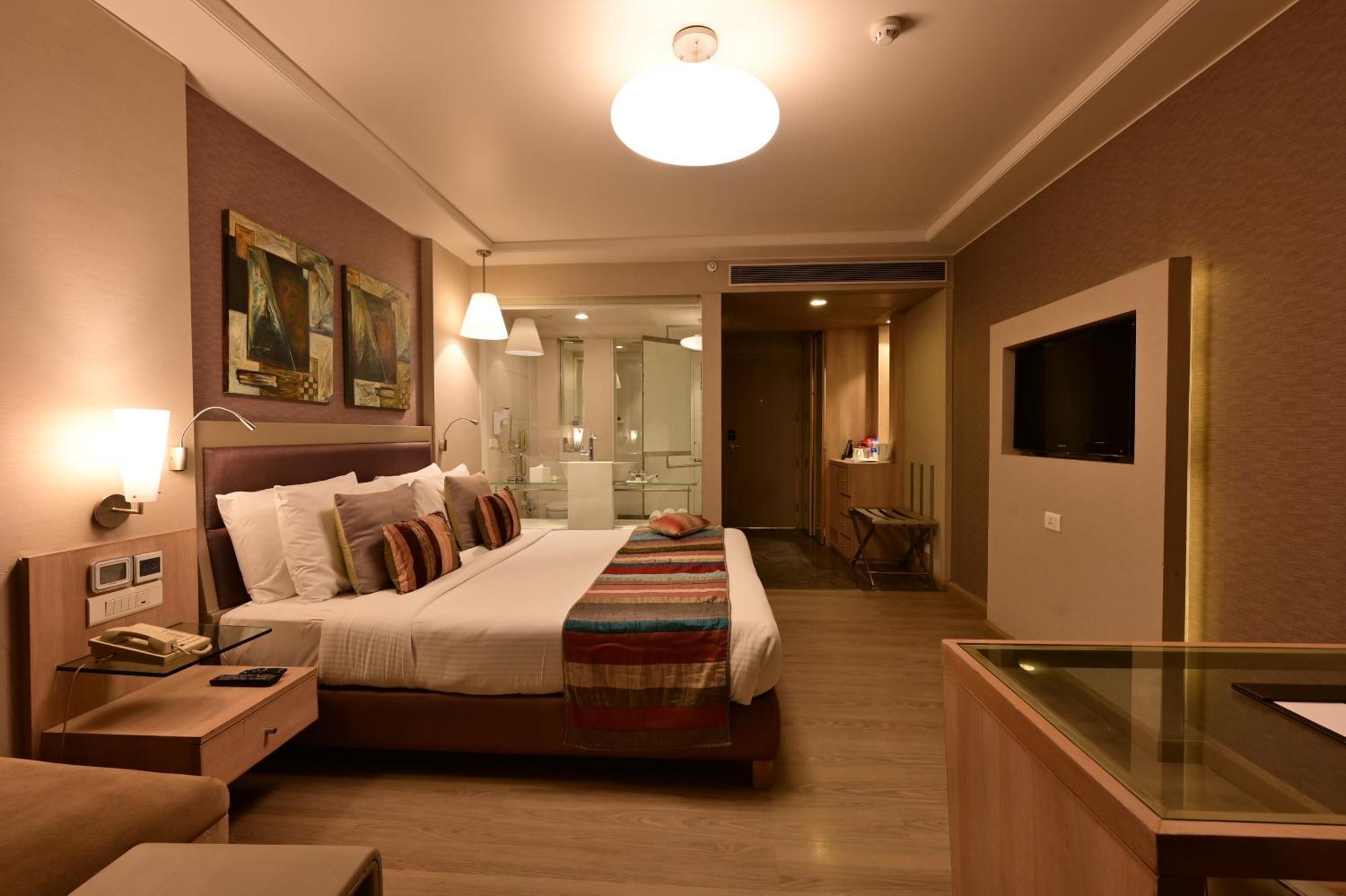 Clarens Hotel Гургаон Екстериор снимка