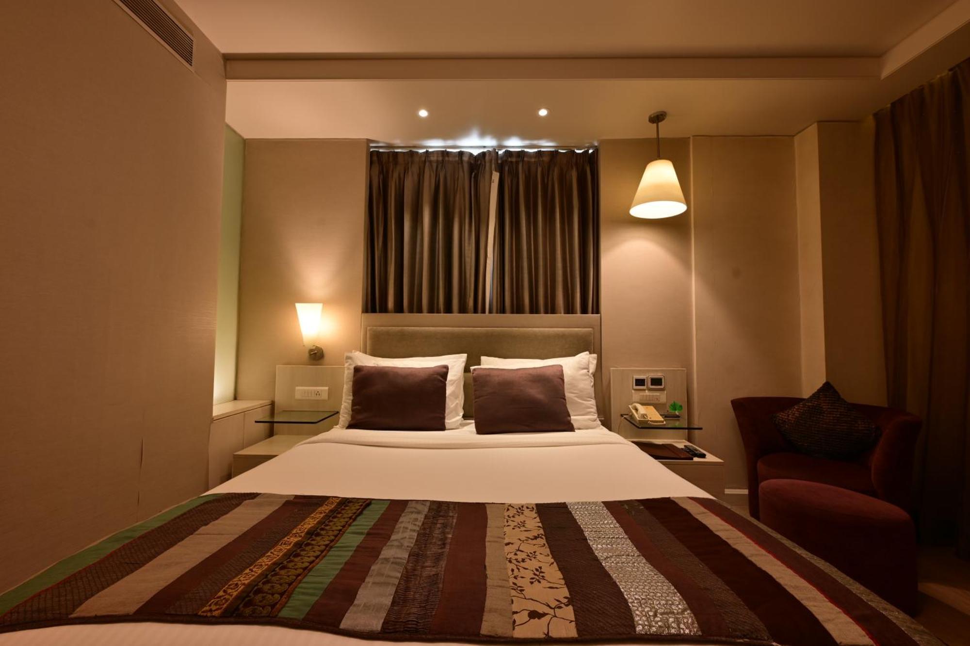Clarens Hotel Гургаон Екстериор снимка