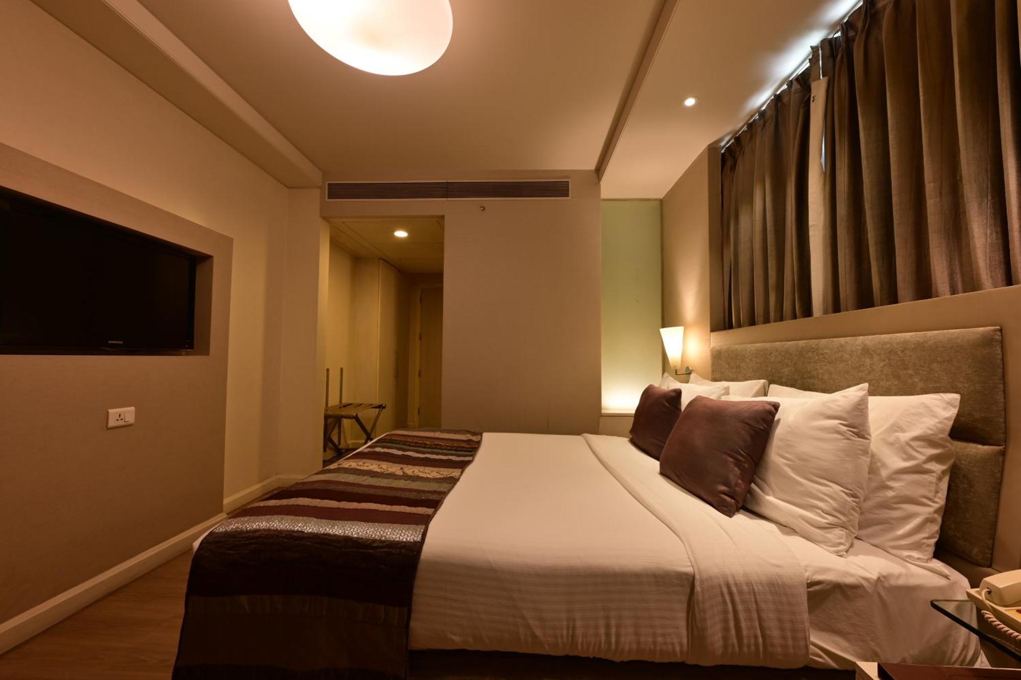 Clarens Hotel Гургаон Екстериор снимка