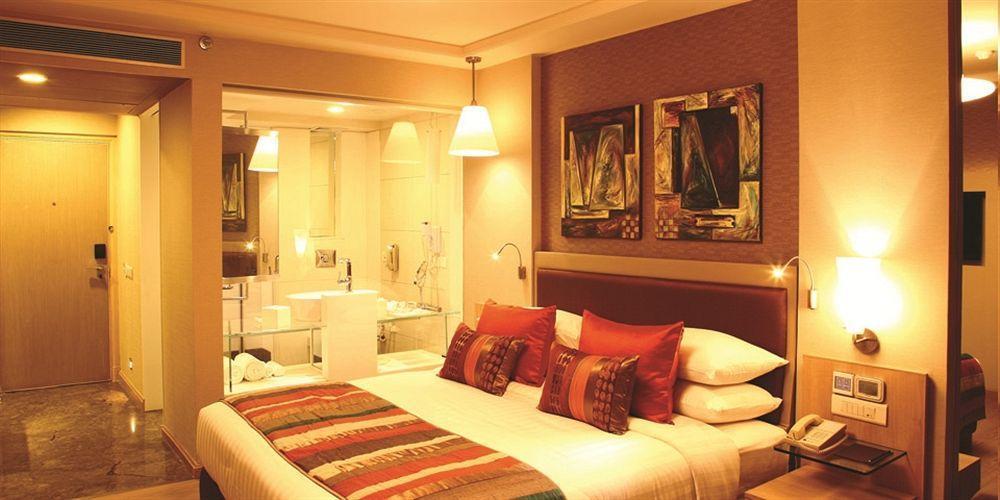 Clarens Hotel Гургаон Екстериор снимка