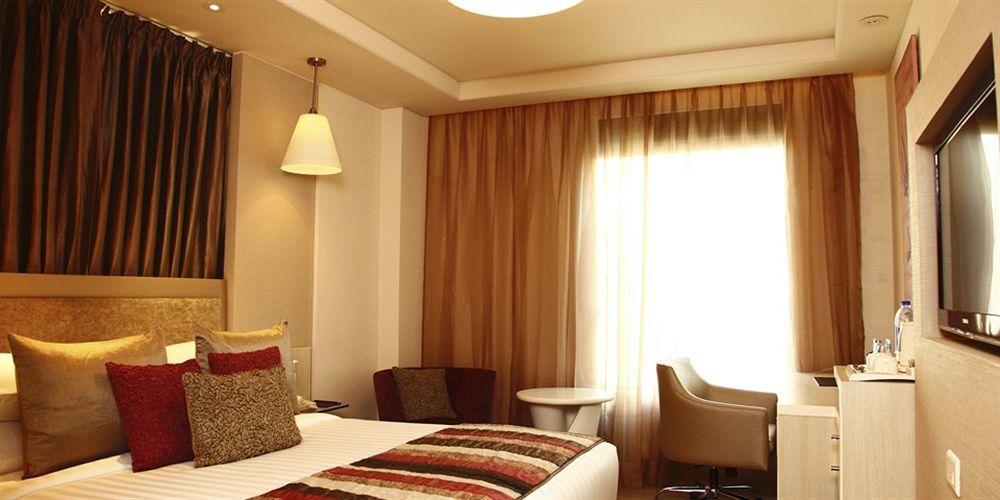 Clarens Hotel Гургаон Екстериор снимка