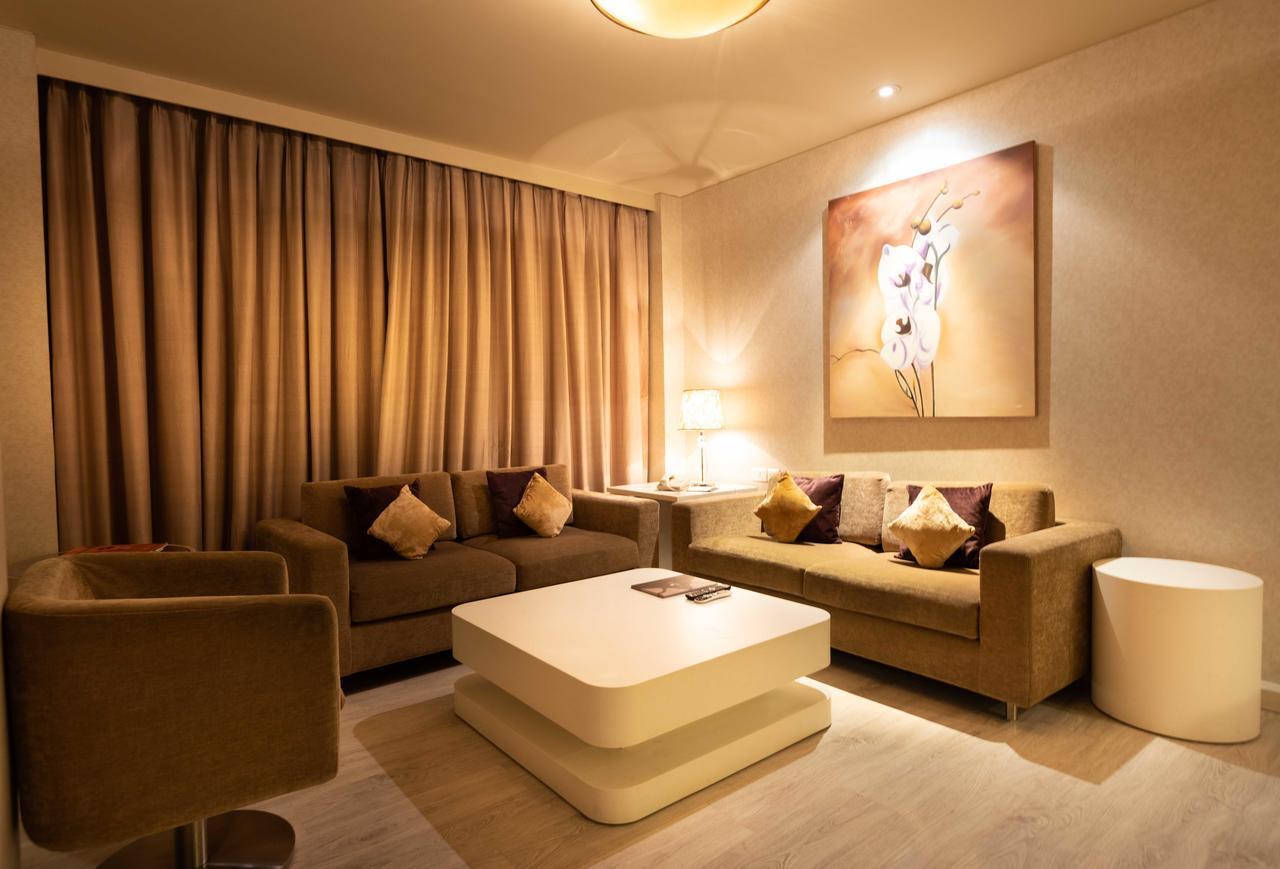 Clarens Hotel Гургаон Екстериор снимка