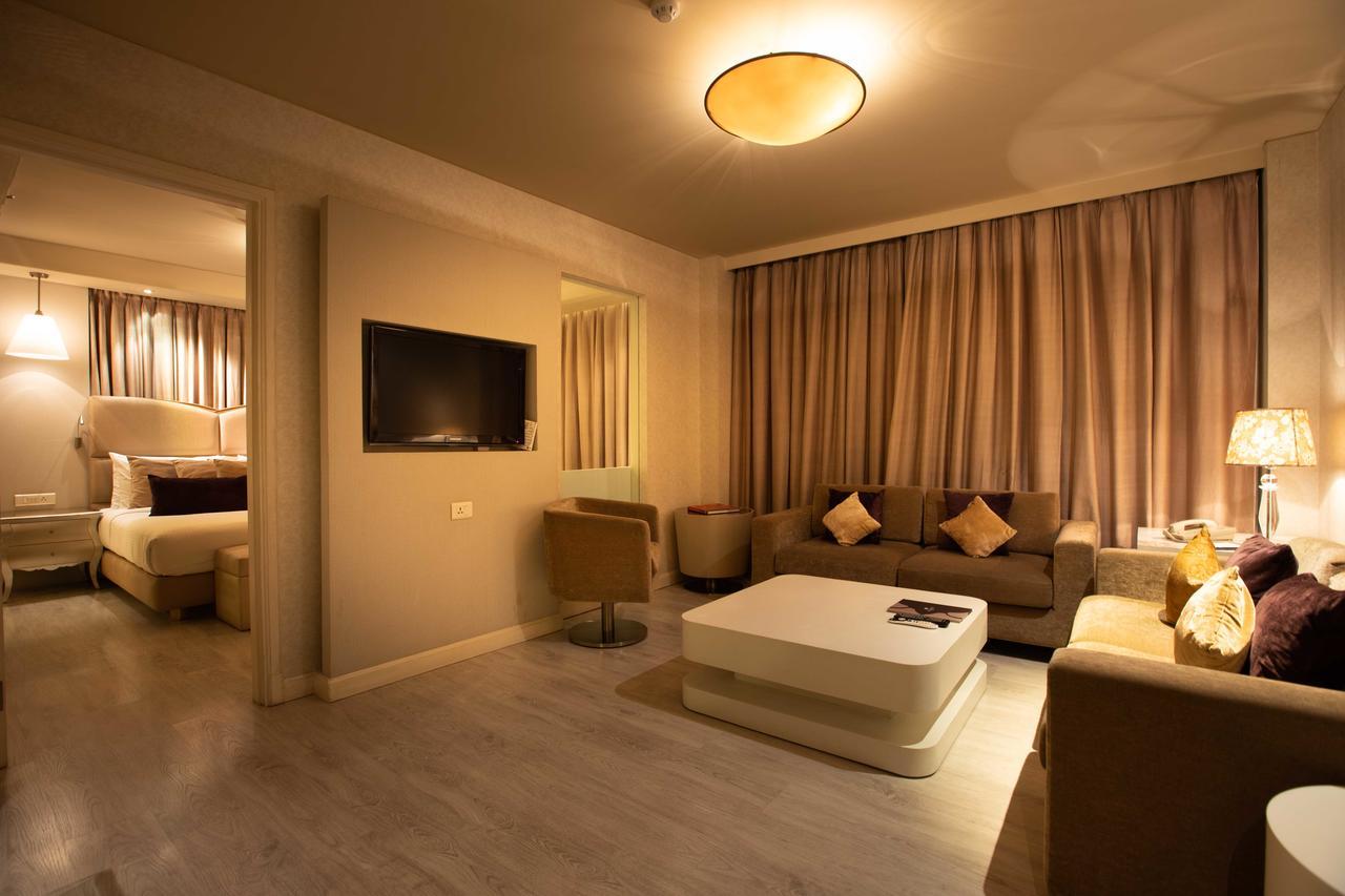 Clarens Hotel Гургаон Екстериор снимка