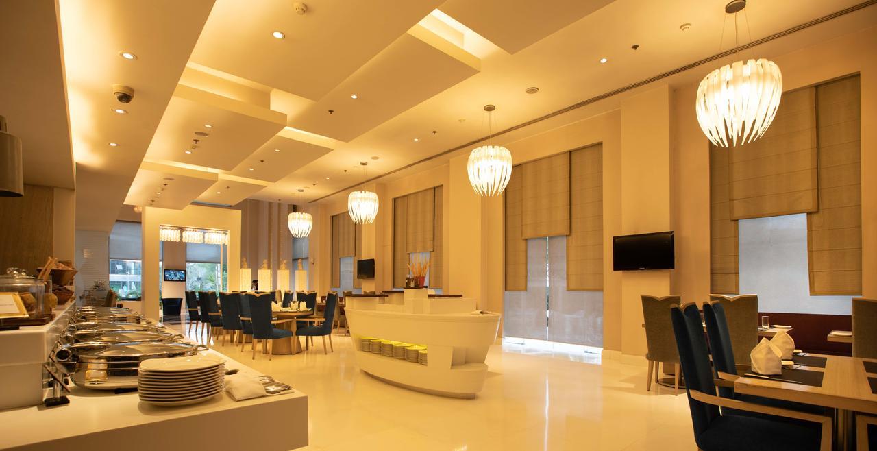 Clarens Hotel Гургаон Екстериор снимка