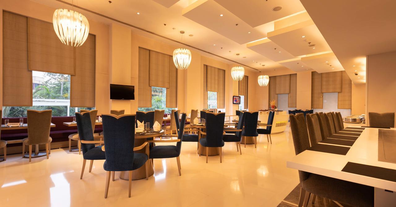Clarens Hotel Гургаон Екстериор снимка