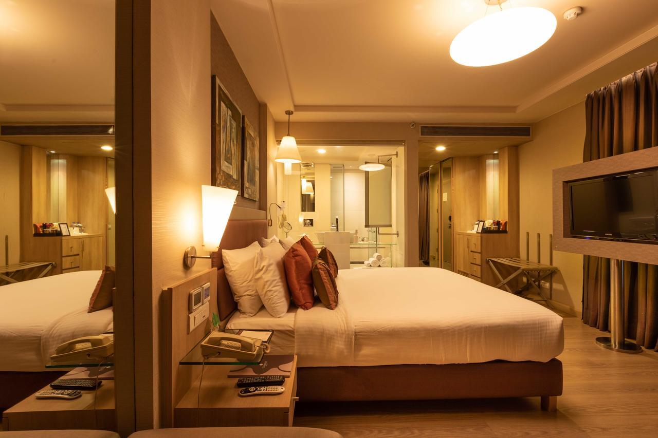 Clarens Hotel Гургаон Екстериор снимка