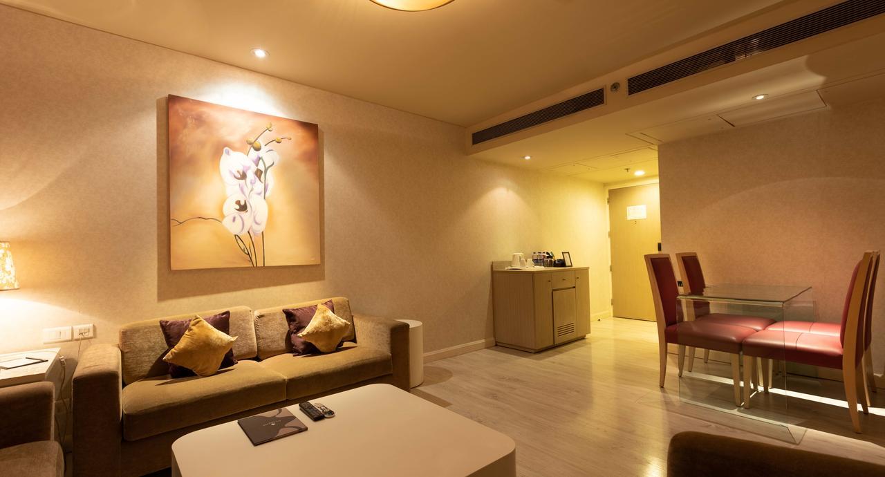 Clarens Hotel Гургаон Екстериор снимка