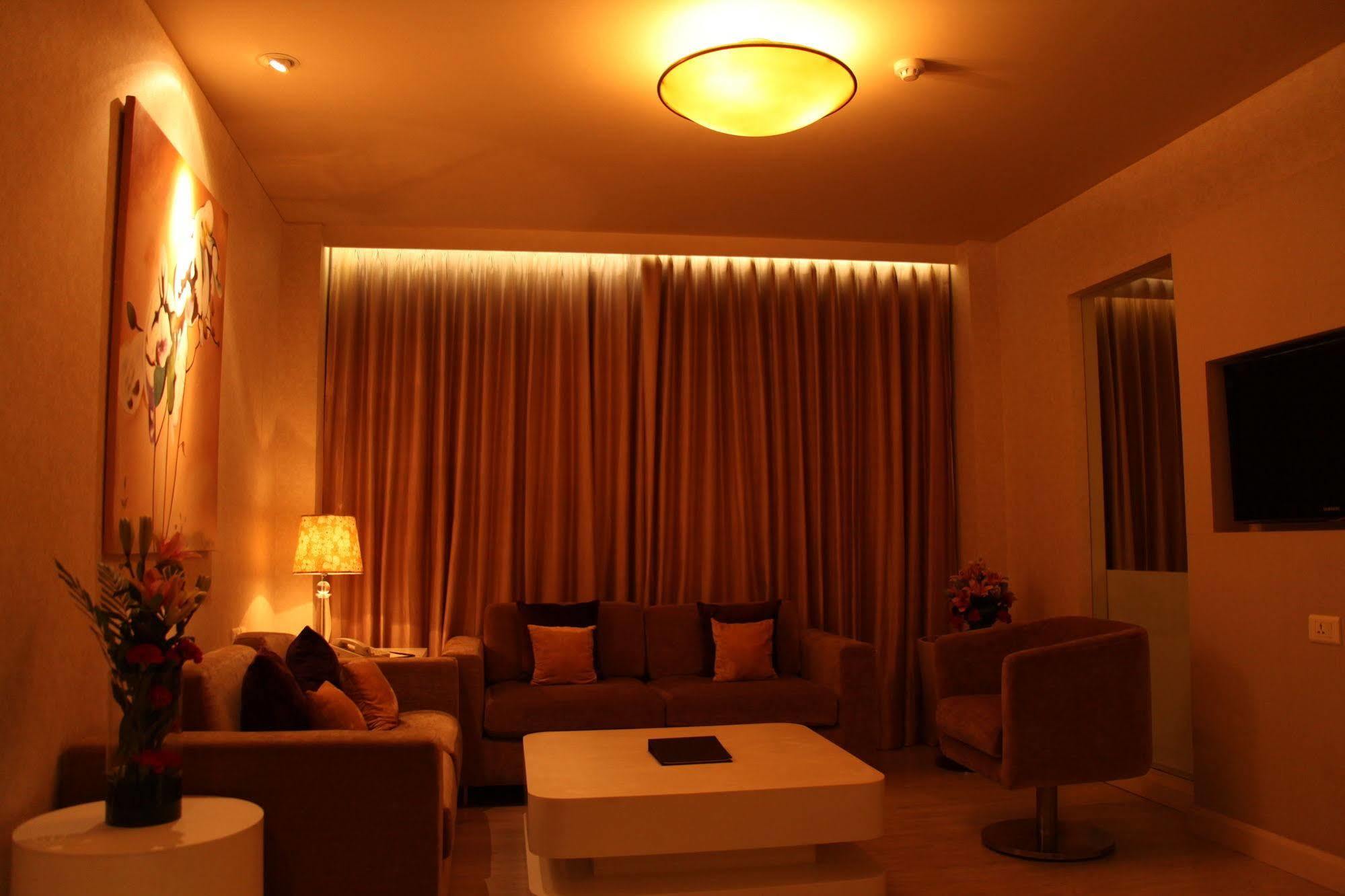 Clarens Hotel Гургаон Екстериор снимка