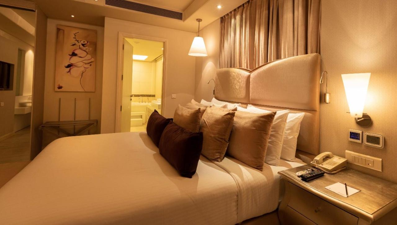 Clarens Hotel Гургаон Екстериор снимка